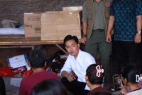 1758367819325-wapres-gibran-rakabuming-raka-mendatangi-pos-pengungsian-korban-banjir-di-banjar-sedana-mertha-kelurahan-ubung-denpasa-jumat-1-1757657667203_169