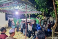 1758432450527-suasana-rumah-duka-korban-longsor-freeport-saat-di-ponorogo-1758425593755_169