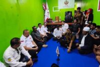 1759037300057-ketua-umum-dpp-ikatan-keluarga-minang-ikm-andre-rosiade-menemui-para-perantau-asal-minang-di-pengungsian-distrik-wamena-jayawi-1759032701940_169