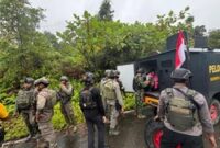 1759085505148-tni-dan-polri-mengevakuasi-empat-pendulang-emas-yang-selamat-dari-pembantaian-kkb-di-yahukimo-1759052444654_43