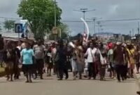 1761197697914-demo-berujung-kerusuhan-di-boven-digoel-papua-selatan-1761181760938_169