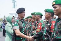 1761391716659-pangdam-vbrawijaya-mayjen-tni-rudy-saladin-ma-menyambut-kedatangan-prajurit-satgas-yonif-512qy-yang-telah-menuntaskan-tugas-di-1761390060262_169
