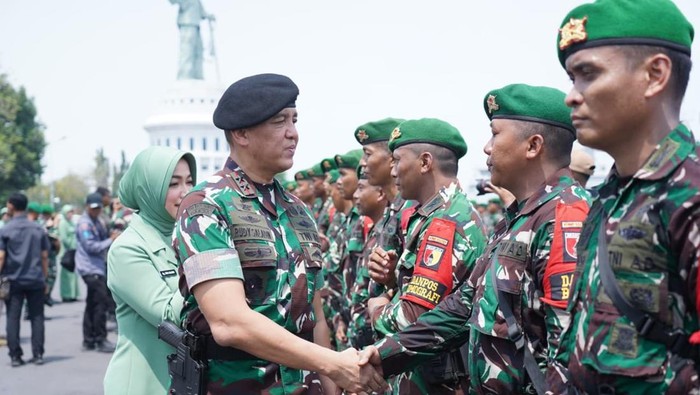 1761391716659-pangdam-vbrawijaya-mayjen-tni-rudy-saladin-ma-menyambut-kedatangan-prajurit-satgas-yonif-512qy-yang-telah-menuntaskan-tugas-di-1761390060262_169