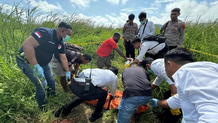 1761629640318-polisi-mengevakuasi-mayat-bocah-perempuan-diduga-korban-pemerkosaan-di-merauke-1761619657335_169