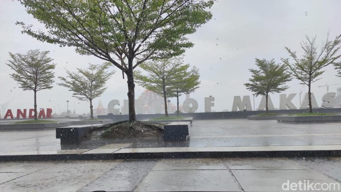 1761672666428-ilustrasi-cuaca-hujan-di-kota-makassar-4_169