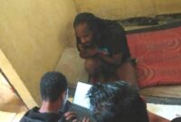 1761716183633-anggota-kkb-dugi-telenggen-saat-diperiksa-dua-polisi-usai-ditangkap-di-lanny-jaya-1761621674265_169