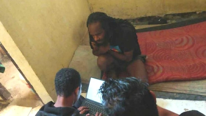 1761716183633-anggota-kkb-dugi-telenggen-saat-diperiksa-dua-polisi-usai-ditangkap-di-lanny-jaya-1761621674265_169