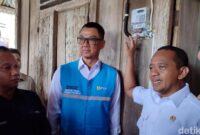 1761737733987-bahlil-pasang-listrik-gratis-112-rumah-di-kampung-halaman-prabowo-1761712112454_169