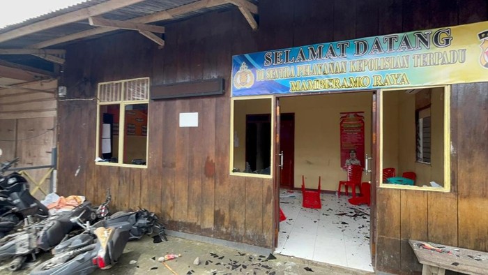1761737750206-kantor-spkt-polres-mamberamo-raya-rusak-diserang-massa-membawa-senjata-tajam-1761720732768_169