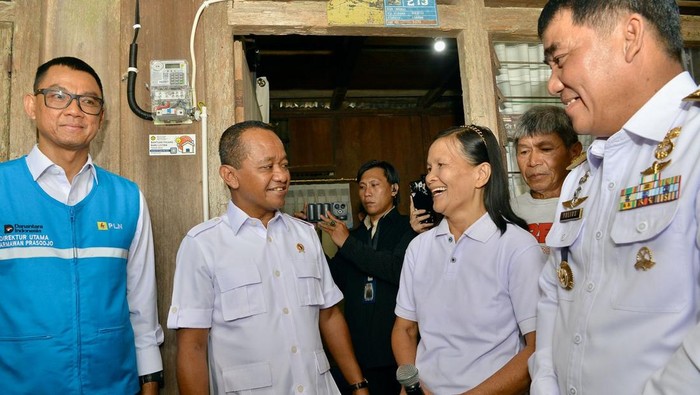 1761780035990-menteri-esdm-bahlil-minta-daerah-pelosok-wajib-dialiri-listrik-1761758610036_169