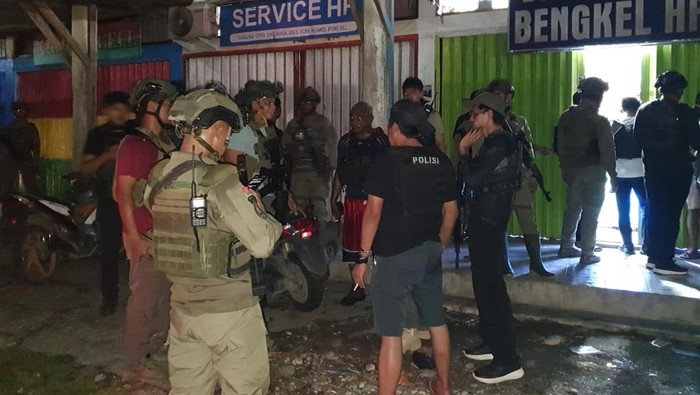 1761802534289-satgas-ops-damai-cartenz-mengamankan-lokasi-penembakan-di-yahukimo-1761791987840_169