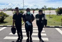 1761845578810-anggota-kkb-konara-enumbi-tengah-saat-dibawa-untuk-dilimpahkan-ke-kejari-nabire-1761831154234_169