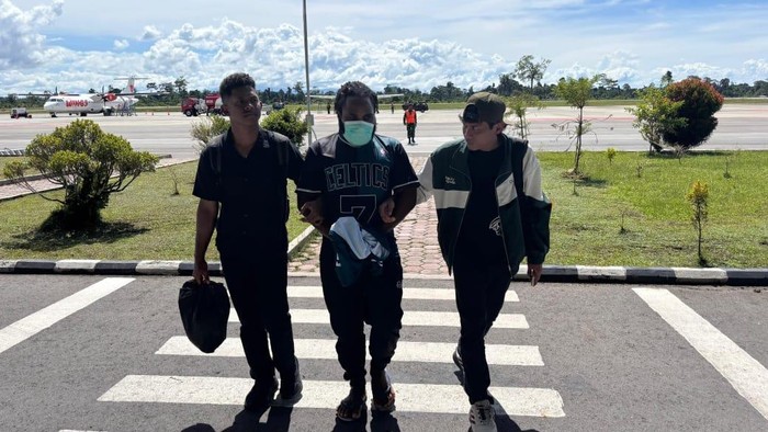 1761845578810-anggota-kkb-konara-enumbi-tengah-saat-dibawa-untuk-dilimpahkan-ke-kejari-nabire-1761831154234_169