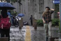 1761910546544-hujan-dicemari-mikroplastik-warga-jakarta-diimbau-pakai-masker-1761825680572_169