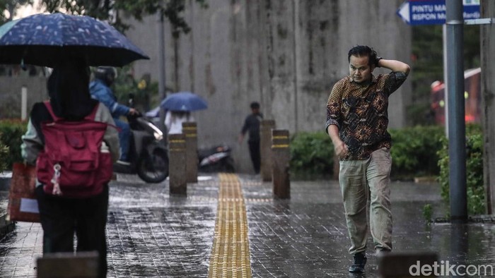 1761910546544-hujan-dicemari-mikroplastik-warga-jakarta-diimbau-pakai-masker-1761825680572_169