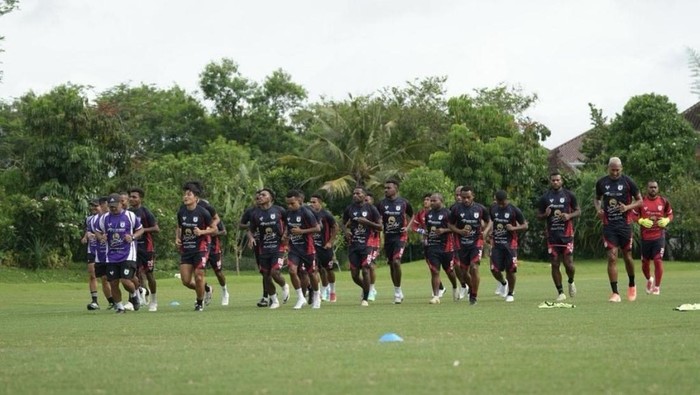 1761910709680-skuad-persipura-jayapura-saat-sesi-latihan-di-yogyakarta-jumat-31102025-1761891845396_169