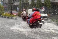 1762169642891-hujan-deras-guyur-kota-surabaya-1762151098700_169