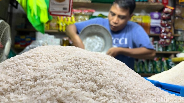 1762234349495-salah-satu-pedagang-sembako-agus-melayani-pembeli-di-pasar-manis-purwokerto-kabupaten-banyumas-selasa-2682025-1756198572427_169