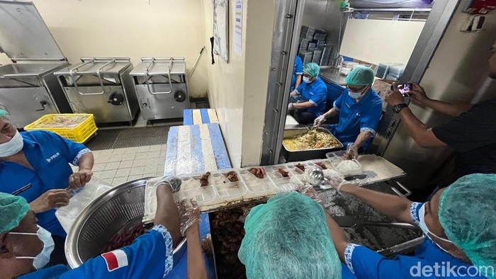 1762277471559-situasi-dapur-berjalan-km-labobar-kapal-terbesar-milik-pt-pelni-rumondangdetikcom-1762260001534_169