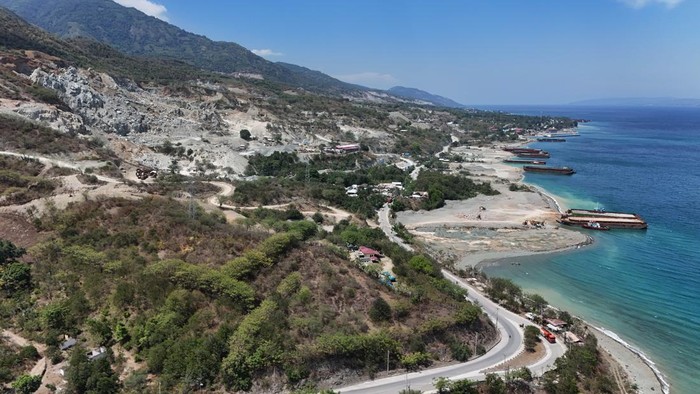 1762320783702-penampakan-tambang-galian-c-di-teluk-palu-2_169