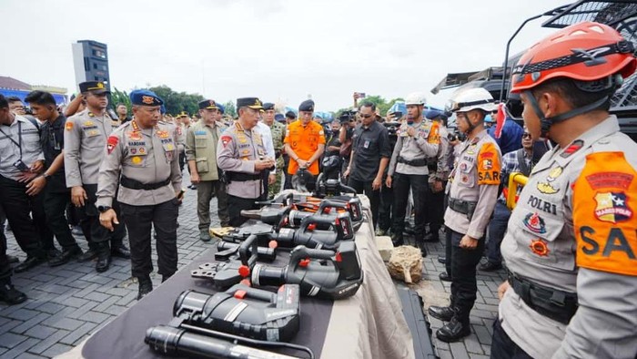 1762320836762-kapolri-saat-memimpin-apel-siaga-bencana-di-mako-brimob-depok-dok-istimewa-1762313979482_169