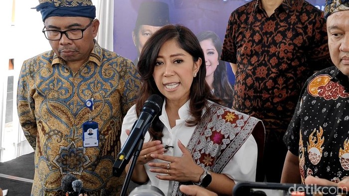 1762342507142-menteri-komunikasi-dan-digital-menkomdigi-meutya-hafid-saat-ditemui-di-abiansemal-badung-bali-minggu-2112025-foto-agus-ekadeti-1762068097054_169