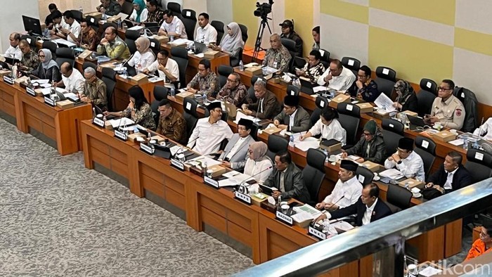 1762363814416-rapat-kerja-timwas-pelaksanaan-penanganan-bencana-gedung-dpr-ri-rabu-5112025-dwidetikcom-1762351071700_169