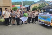 1762407272243-polda-papua-salurkan-beras-di-gerakan-pangan-murah-1762398014129_169