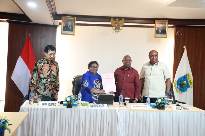 1762429470794-wakil-menteri-dalam-negeri-wamendagri-ribka-haluk-saat-memimpin-rapat-koordinasi-rakor-evaluasi-penyelenggaraan-pemerintahan-d-1762411447472