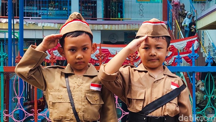 1762450386522-siswa-tk-di-cimahi-pawai-memperingati-hari-pahlawan-pada-jumat-101120230_169