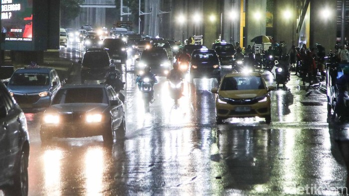 1762925686804-hujan-dicemari-mikroplastik-warga-jakarta-diimbau-pakai-masker-1761825680687_169