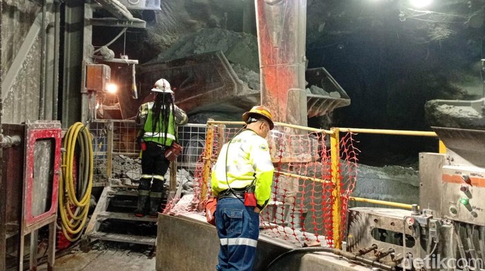 1763054991859-mengintip-tambang-sedalam-17-km-di-perut-bumi-papua-1_169