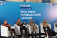1763119921024-evp-penjualan-dan-pelayanan-pelanggan-retail-pln-joni-pegang-mic-1763051662447_169