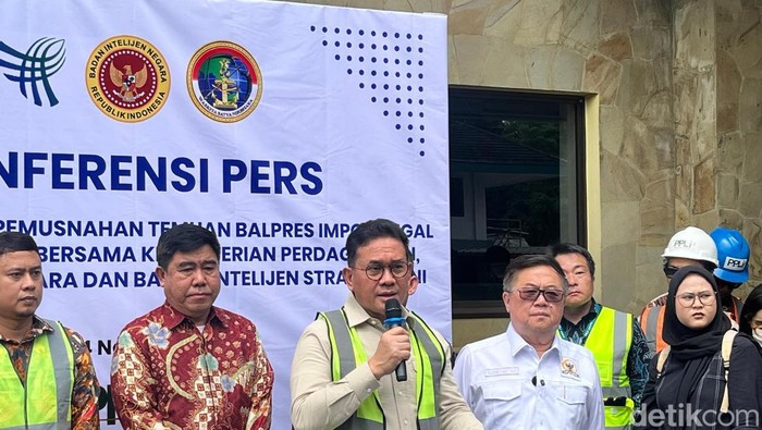 1763119942741-mendag-musnahkan-19391-bal-baju-impor-bekas-dari-korsel-jepang-rp-112-m-1763092487378_169