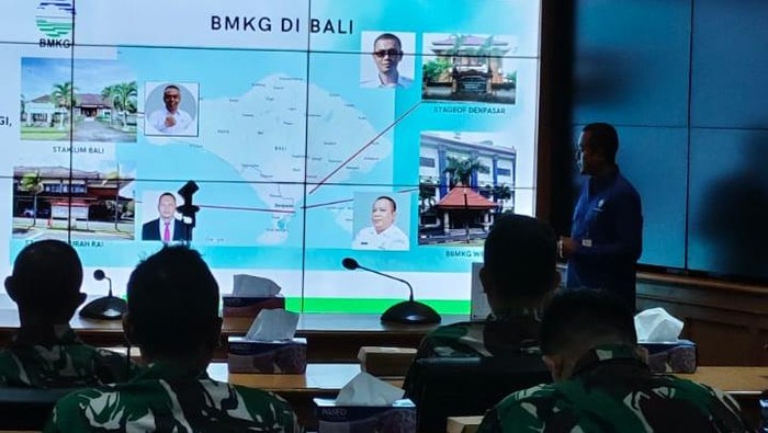 1763141392885-balai-bmkg-denpasar-saat-mendatangi-kodam-ixudayana-untuk-memasang-alat-pendeteksi-dini-bencana-gempa-tsunami-jumat-14112025-d-1763129685618_169