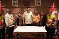 1763292632614-kementerian-pkp-menerima-kunjungan-anggota-majelis-rakyat-papua-mrp-di-ruang-menteri-kementerian-pkp-wisma-mandiri-2-jakarta-p-1763266731371_169