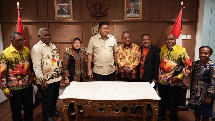 1763292632614-kementerian-pkp-menerima-kunjungan-anggota-majelis-rakyat-papua-mrp-di-ruang-menteri-kementerian-pkp-wisma-mandiri-2-jakarta-p-1763266731371_169