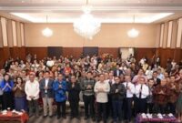 1763357767549-menteri-maruarar-pimpin-rapat-perayaan-natal-nasional-2025-1763339801495_43