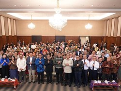 1763357767549-menteri-maruarar-pimpin-rapat-perayaan-natal-nasional-2025-1763339801495_43