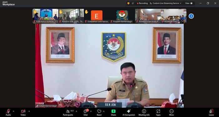 1763379481474-sekretaris-jenderal-sekjen-kementerian-dalam-negeri-kemendagri-tomsi-tohir-meminta-pemerintah-daerah-pemda-mempercepat-realisa-1763372408376