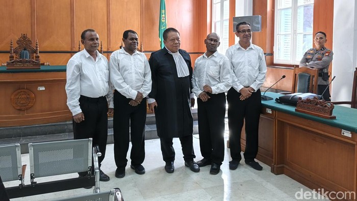 1763528741861-empat-petinggi-nfrpb-terdakwa-kasus-makar-saat-menghadiri-sidang-di-pengadilan-negeri-pn-makassar-1761809482419_169