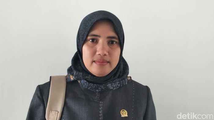 1763658334657-sekretaris-komisi-i-dprd-manggarai-barat-nurhayati-seusai-rapat-paripurna-dprd-manggarai-barat-kamis-20112025-ambrosius-ardin-1763636544651_169