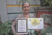 1764047151842-potret-ni-nyoman-marsithi-memegang-piagam-penghargaannya-1764033018208_169