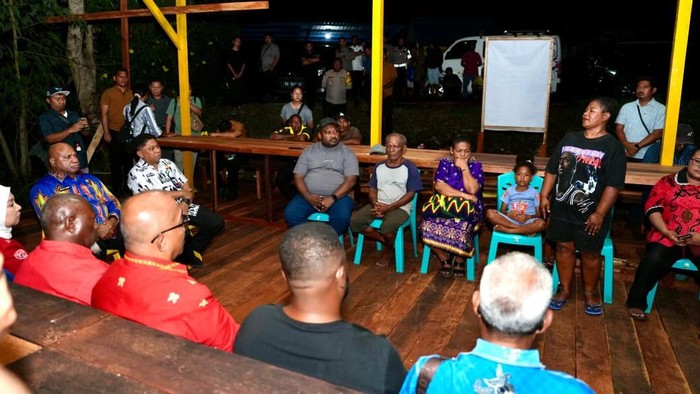 1764133544836-gubernur-papua-matius-d-fakhiri-saat-menemui-keluarga-irene-ibu-hamil-yang-meninggal-karena-lambat-mendapat-penanganan-medis-1764084007048_169