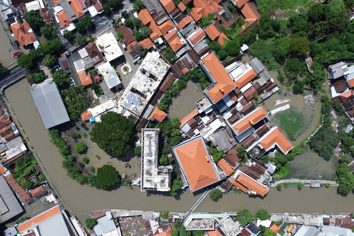 1764263128122-banjir-lumpuhkan-sejumlah-ruas-jalan-di-sidoarjo-usai-hujan-lebat-1763618154452