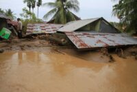 1764327980525-banjir-bandang-di-pidie-lumpuhkan-akses-dan-rusak-permukiman-1764307092135_169