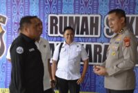 1764327982843-kepala-rs-bhayangkara-tingkat-ii-jayapura-akbp-rommy-sebastian-kanan-saat-menerima-tim-audit-investigasi-itwasda-polda-papua-1764307076499_169