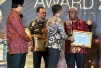 1764414343531-menag-nasaruddin-umar-saat-menyerahkan-penghargaan-harmony-award-2025-di-jakarta-jumat-28112025-malam-1764390633586_169