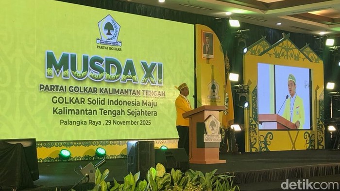 1764457497313-bahlil-saat-pidato-di-musyawarah-daerah-partai-golkar-xi-di-kalteng-1764451689074_169