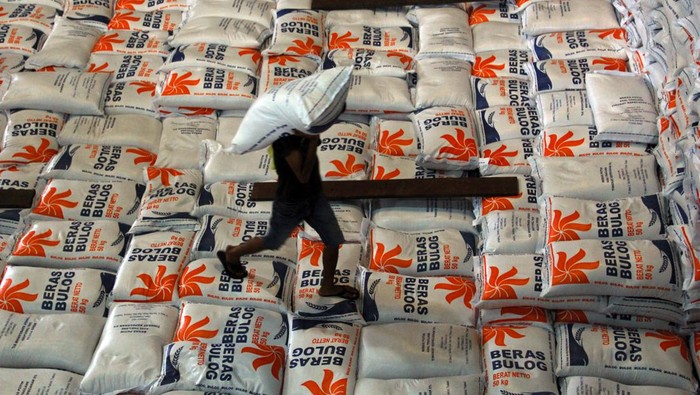 1764565605188-bulog-sumut-terima-20-ribu-ton-beras-impor-1_169